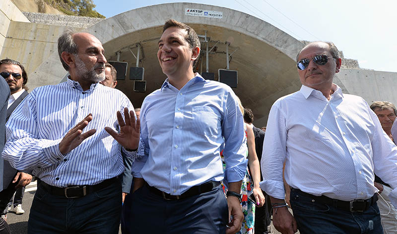 Ο πρωθυπουργός Αλέξης Τσίπρας ξεναγείται στη σήραγγα παράκαμψης Δερβενίου Κορινθίας, την Παρασκευή 2 Σεπτεμβρίου 2016. Εγκαίνια και παράδοση από τον πρωθυπουργό στην κυκλοφορία των δύο σηράγγων παράκαμψης Δερβενίου Κορινθίας και της νέας γέφυρας διέλευσης από τον ποταμό Δερβένι, του οδικού άξονα «Ολυμπία Οδός» (Είσοδος της πρώτης σήραγγας Δερβενίου, κατεύθυνση από Πάτρα προς Κόρινθο) .  ΑΠΕ-ΜΠΕ/ΑΠΕ-ΜΠΕ/ΒΑΣΙΛΗΣ ΨΩΜΑΣ