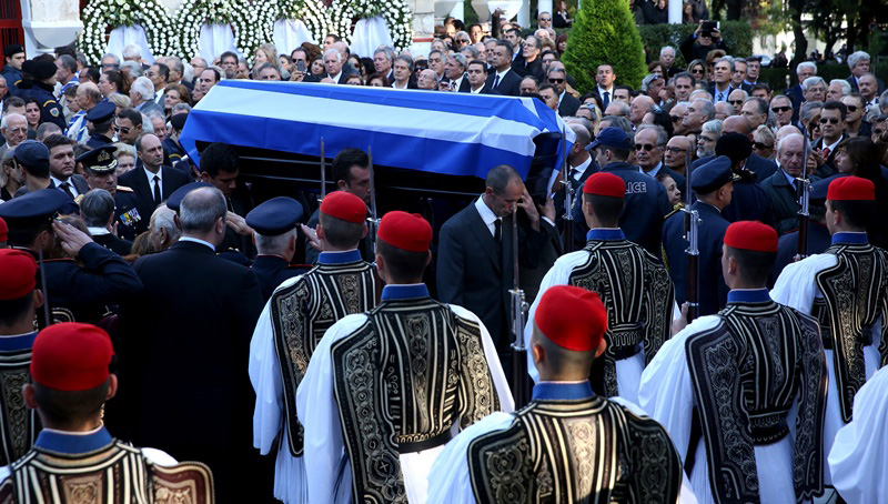 Το φέρετρο με τη σορό του πρώην Προέδρου της Δημοκρατίας Κωστή Στεφανόπουλου σκεπασμένο με την ελληνική σημαία στον Ιερό Ναό του Αγίου Δημητρίου Παλαιού Ψυχικού όπου τελέστηκε η εξόδιος ακολουθία του Κ. Στεφανόπουλου, την Τρίτη 22 Νοεμβρίου 2016. Με τιμές αρχηγού κράτους και δημοσία δαπάνη η κηδεία του πρώην Προέδρου της Δημοκρατίας Κωστή Στεφανόπουλου στον Ιερό Ναό Αγίου Δημητρίου στο Ψυχικό, παρουσία του Προέδρου της Δημοκρατίας Προκόπη Παυλόπουλου, ενώ η ταφή θα γίνει στο Α' Δημοτικό Κοιμητήριο της Πάτρας. ΑΠΕ-ΜΠΕ/ΑΠΕ-ΜΠΕ/ΟΡΕΣΤΗΣ ΠΑΝΑΓΙΩΤΟΥ