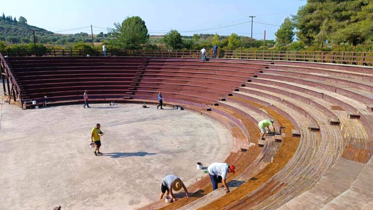 Νέα καμαρίνια και τουαλέτες στο ξύλινο θέατρο Ήλιδας