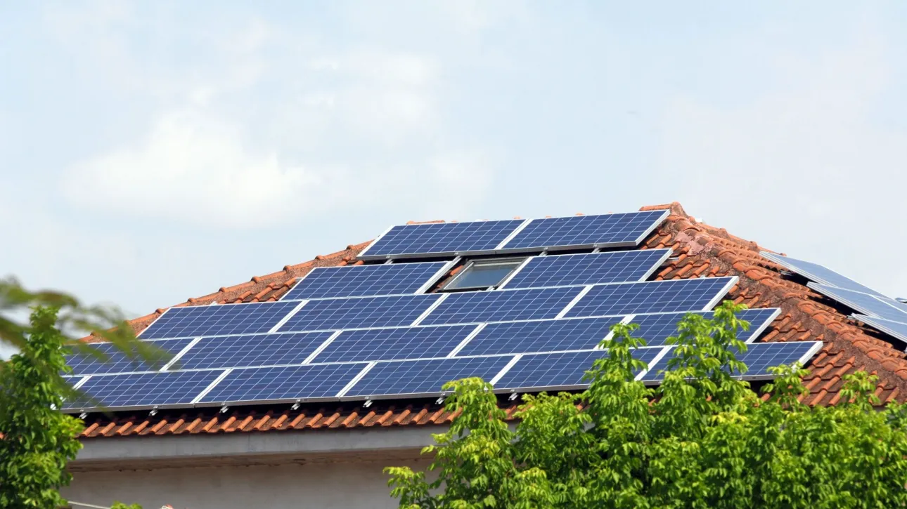 «Πράσινο φως» για φωτοβολταϊκά σε πολυκατοικίες δίνει νομοσχέδιο του Υπουργείου Ενέργειας