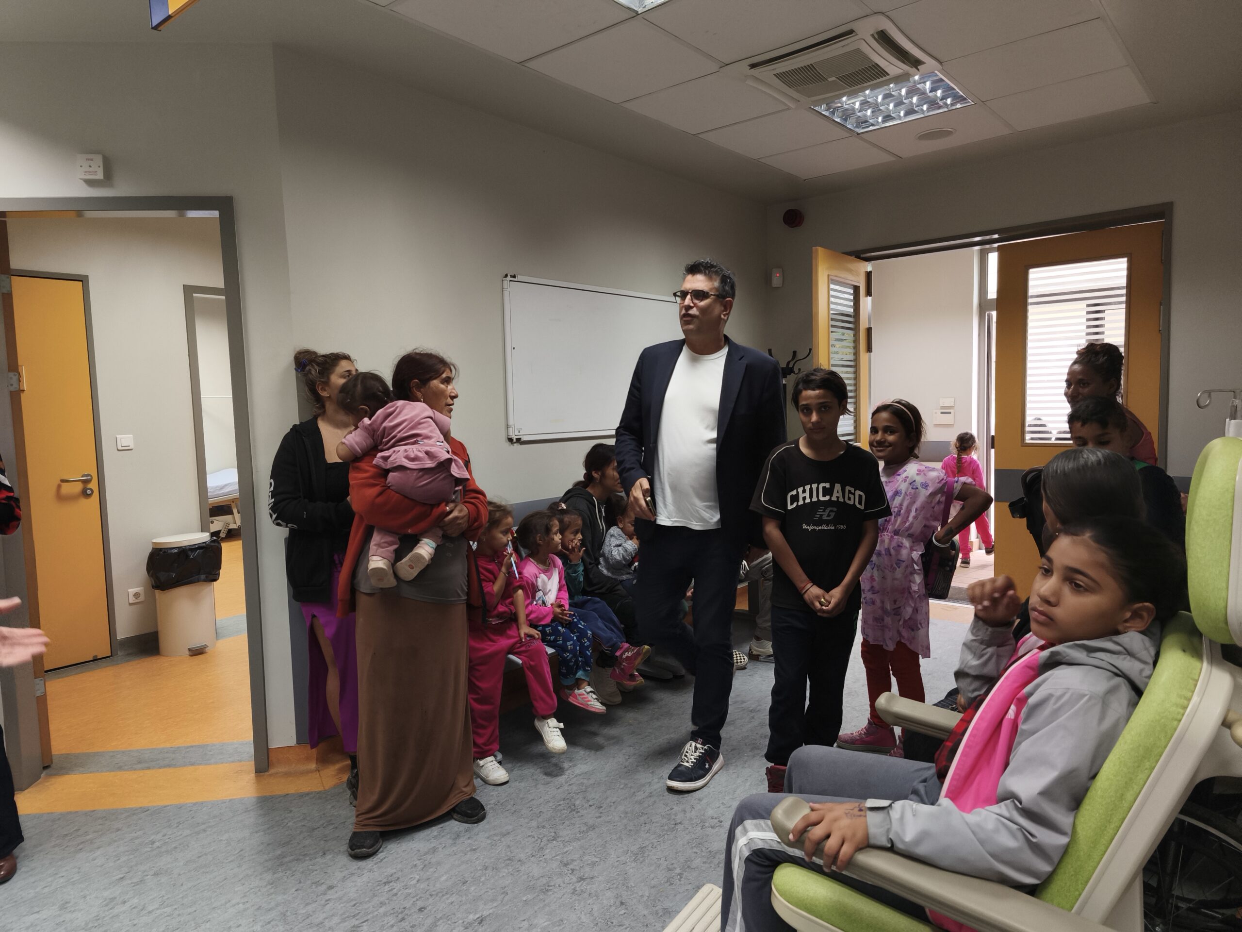 Εμβολιασμός και οδοντιατρικός έλεγχος παιδιών Ρομά στο πολυδύναμο πολυιατρείο Λεχαινών