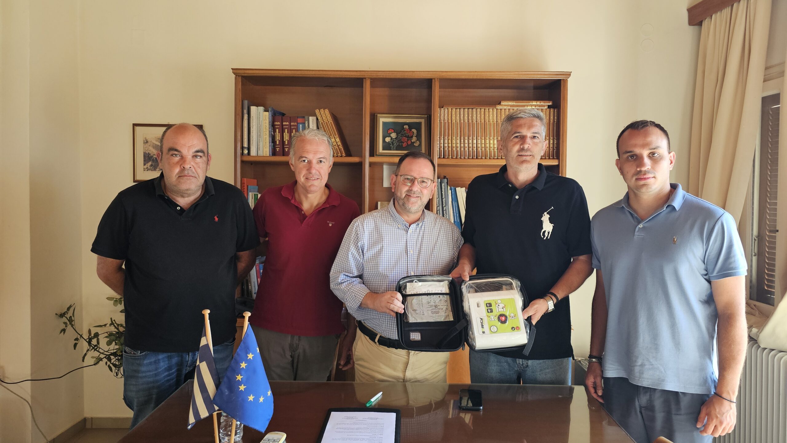 Παράδοση τριών απινιδωτών σε Κοινότητες της Ηλείας από τον Αντιπεριφερειάρχη Νίκο Κοροβέση