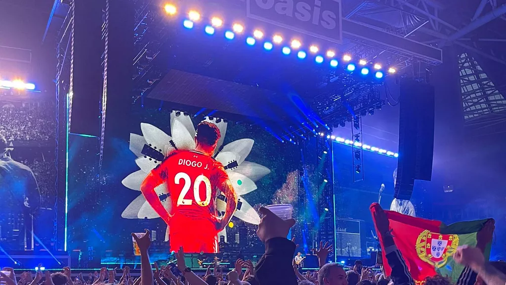 Οι Oasis αφιερώνουν το “Live Forever” στον Diogo Jota στην επιστροφή του συγκροτήματος στη σκηνή 16 χρόνια μετά