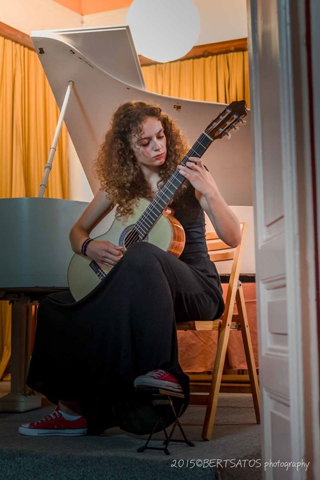 Μουσικές σπουδές Κιθάρας στη Σχολή Εγχόρδων του Ελληνικού Ωδείου Πύργου