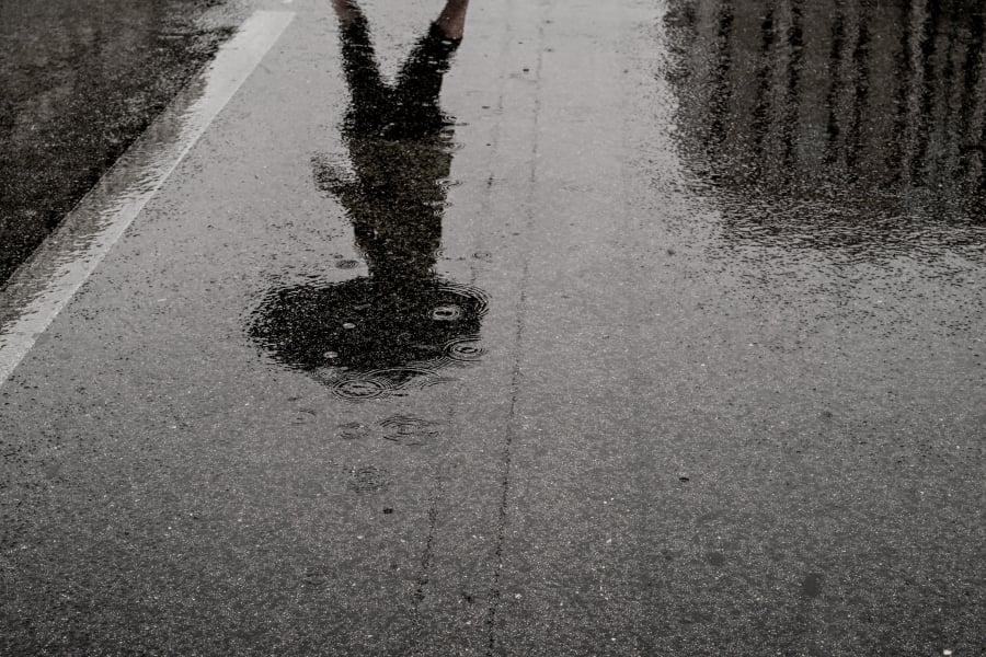 Δύο κακοκαιρίες σε λίγες ώρες: Βροχή χωρίς σταματημό, καταιγίδες και κίνδυνος για πλημμύρες