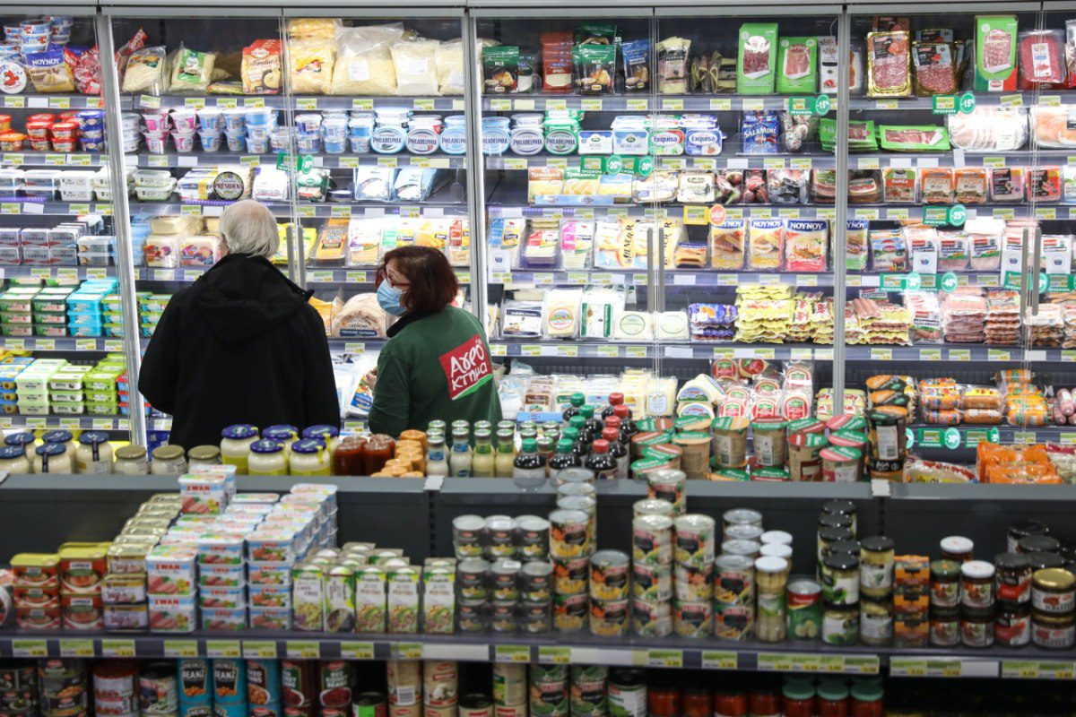 Δεν βλέπουν διαφορά στις τιμές των σούπερ μάρκετ οι καταναλωτές – Τι ισχύει με τους 2.000 κωδικούς