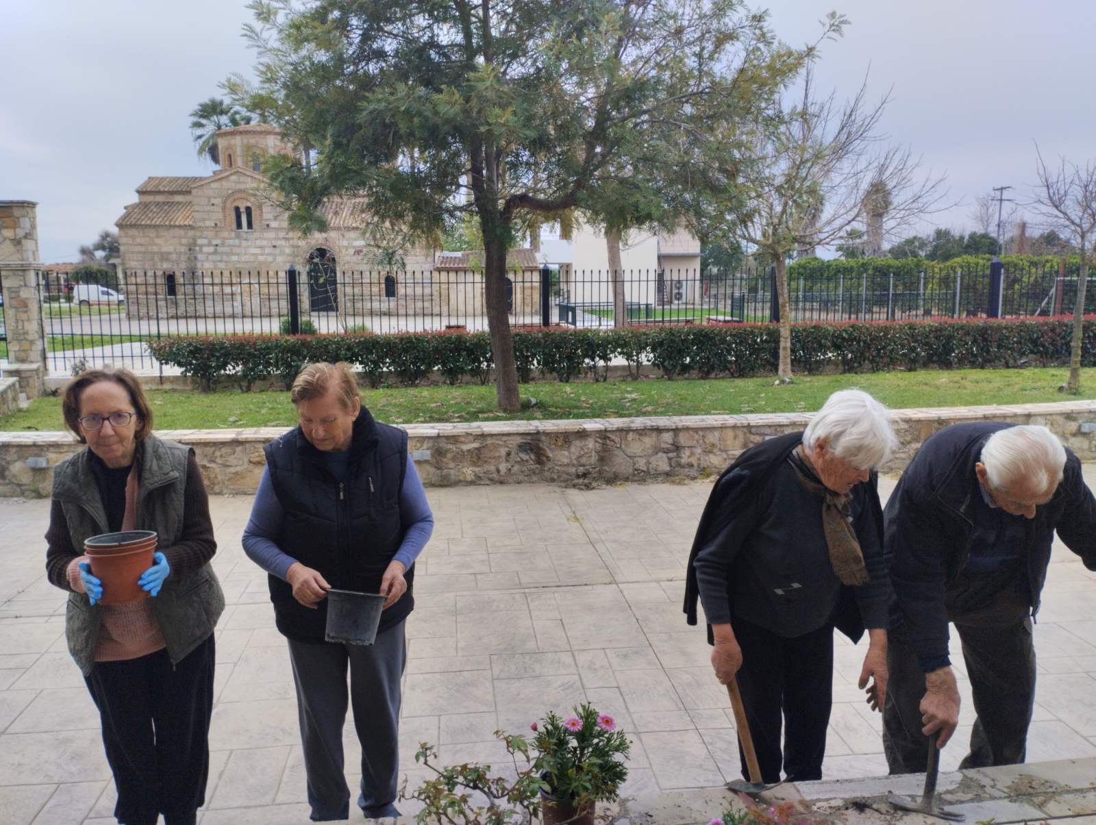 Άσυλο Αναπήρων-Γηροκομείο, “Παναγία Η Καθολική” Γαστούνης: Εργασίες κηποτεχνίας