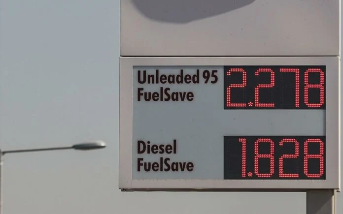 Γιατί μπορεί ν’ ανέβει σαν «πύραυλος» από τη Δευτέρα η τιμή της βενζίνης