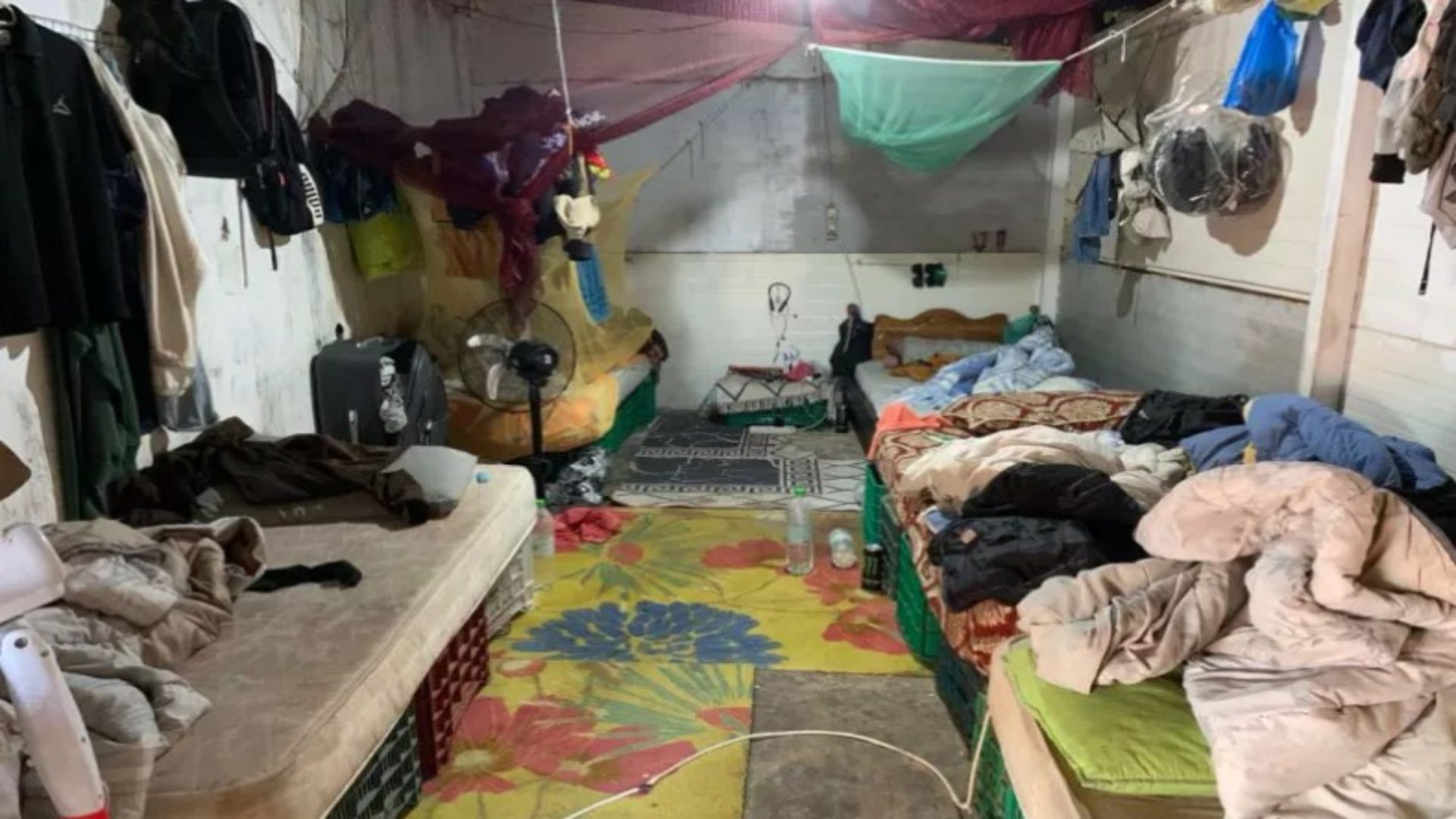 Εικόνες από την επιχείρηση της ΕΛ.ΑΣ. για την εξάρθρωση κυκλώματος που εκμεταλλευόταν αλλοδαπούς εργάτες