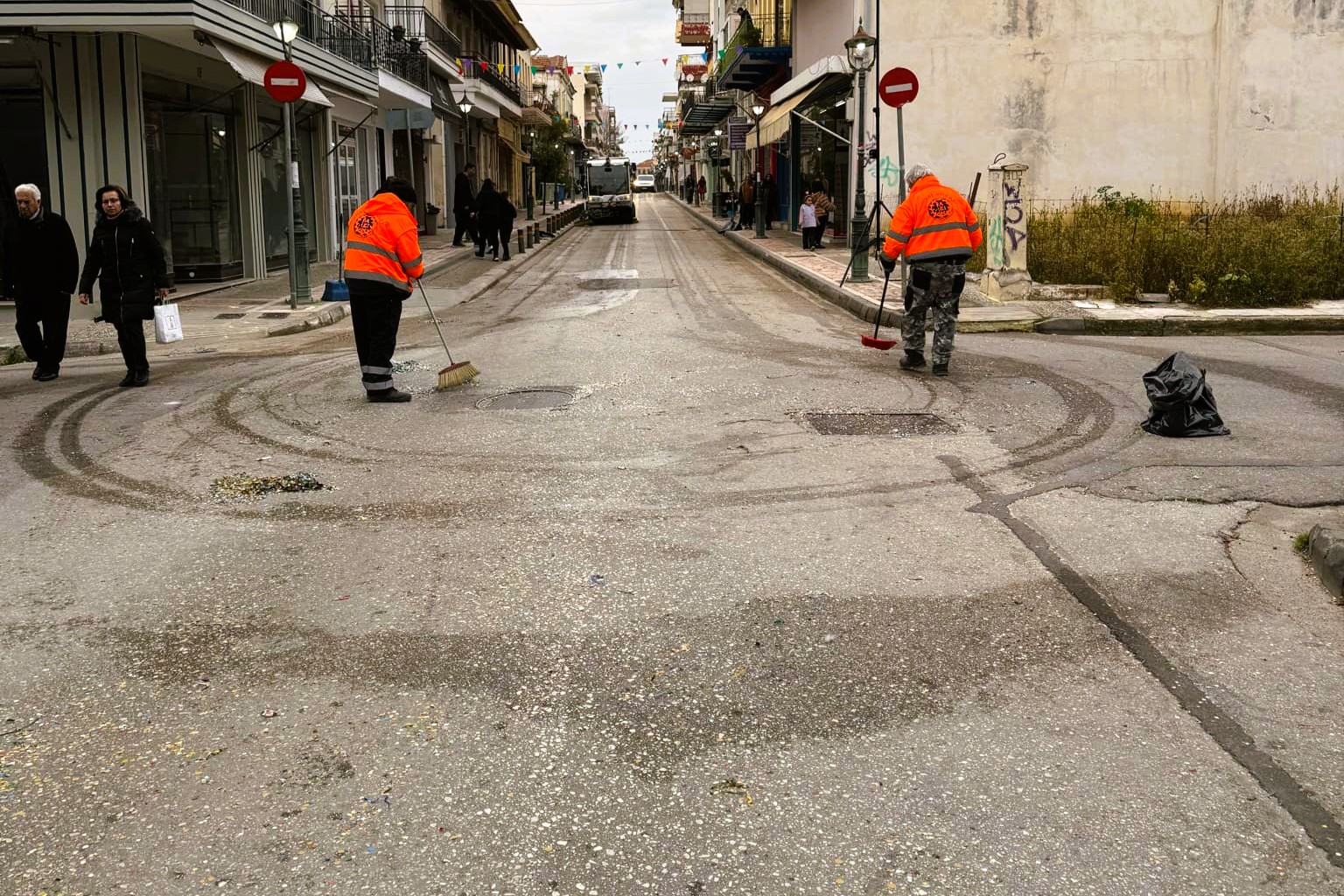 Έλαμπε το κέντρο της Αμαλιάδας λίγες ώρες μετά το τέλος της μεγάλης καρναβαλικής παρέλασης της περασμένης Κυριακής