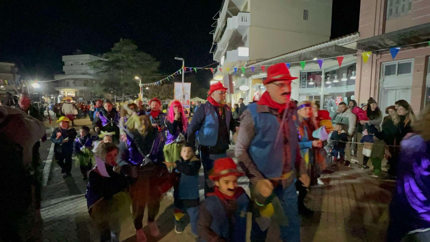 Νυχτερινή Ποδαράτη Παρέλαση του Καρναβαλιού Αμαλιάδας 2025, το βράδυ του Σαββάτου