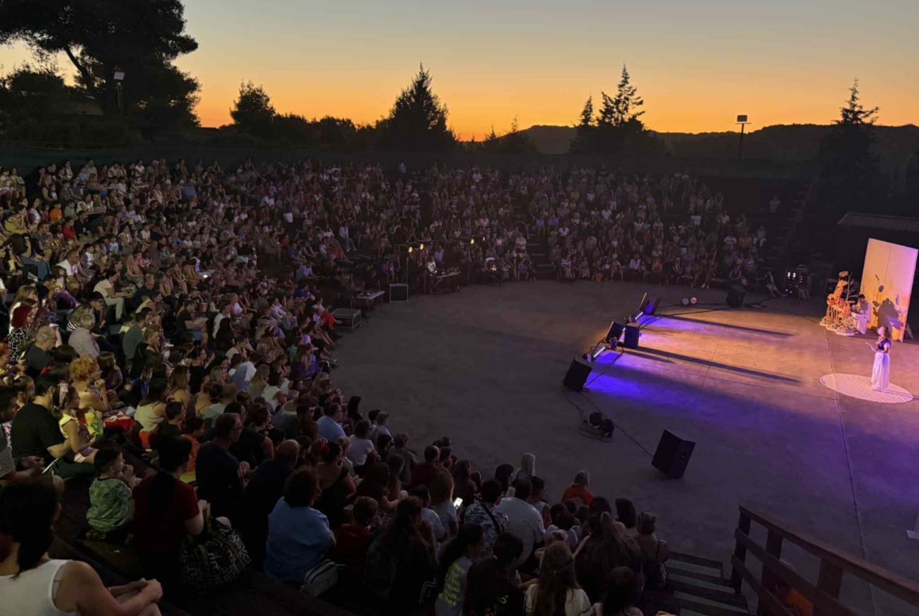 Κατάμεστο από παιδιά και γονείς το θέατρο της Αρχαίας Ήλιδας για την Κάρμεν Ρουγγέρη και τον «Μαγικό Αυλό» του Μότσαρτ