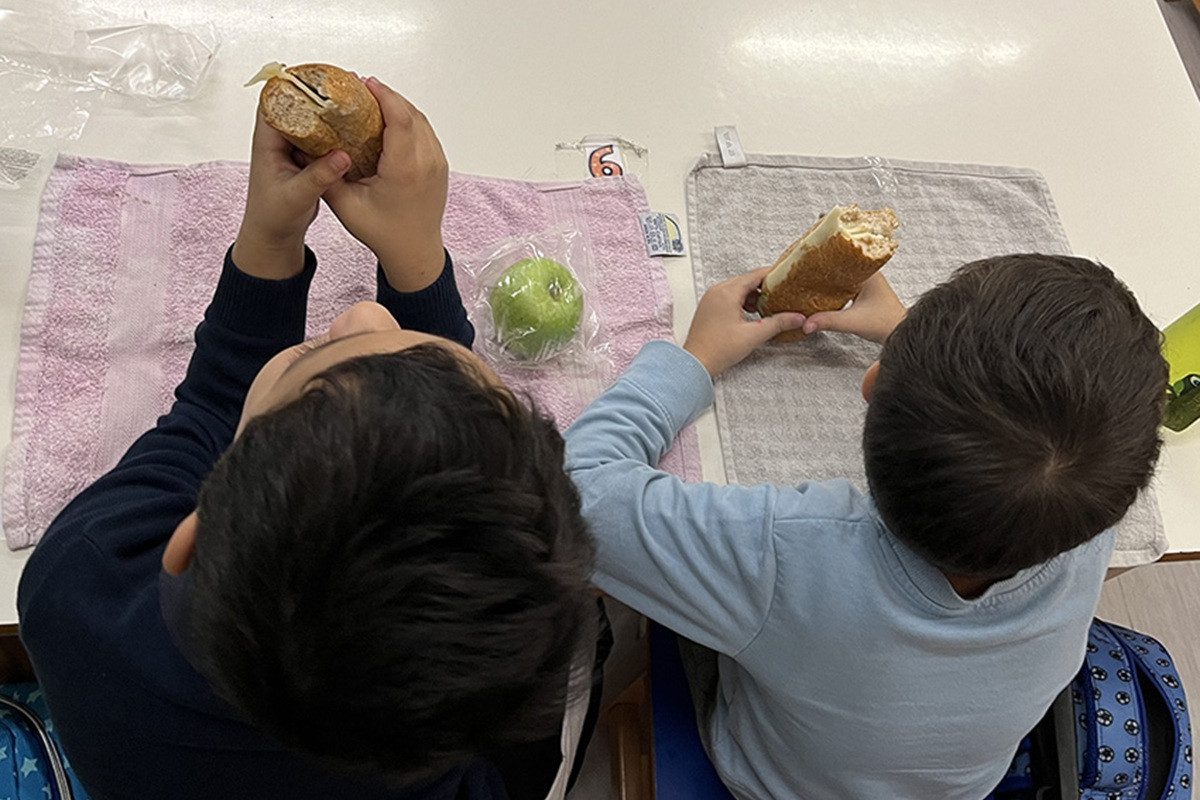 Πρώτο κουδούνι με περισσότερα από 111.000 παιδιά χωρίς φαγητό