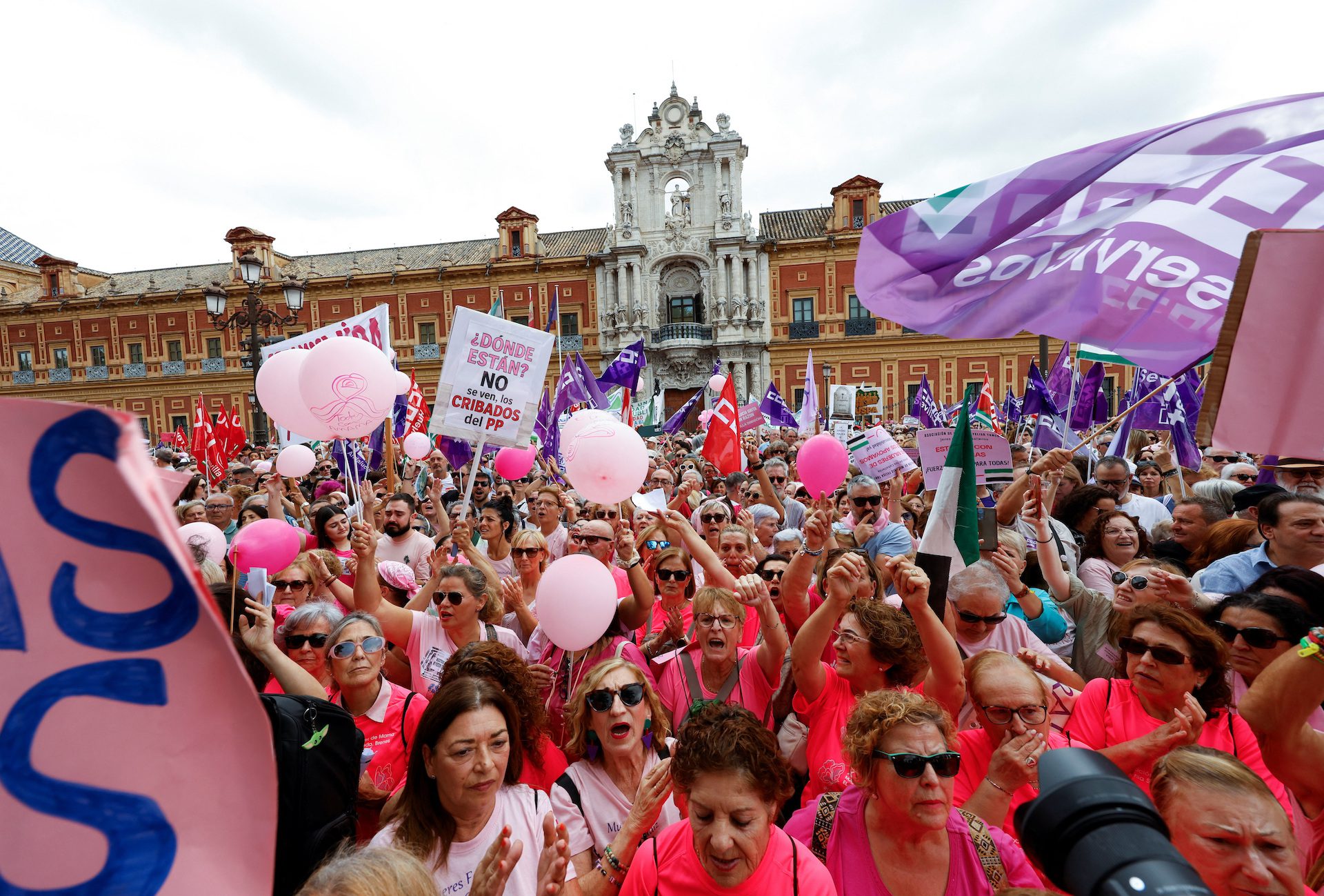 Σεβίλλη: Χιλιάδες γυναίκες στους δρόμους για το σκάνδαλο με τις μαστογραφίες