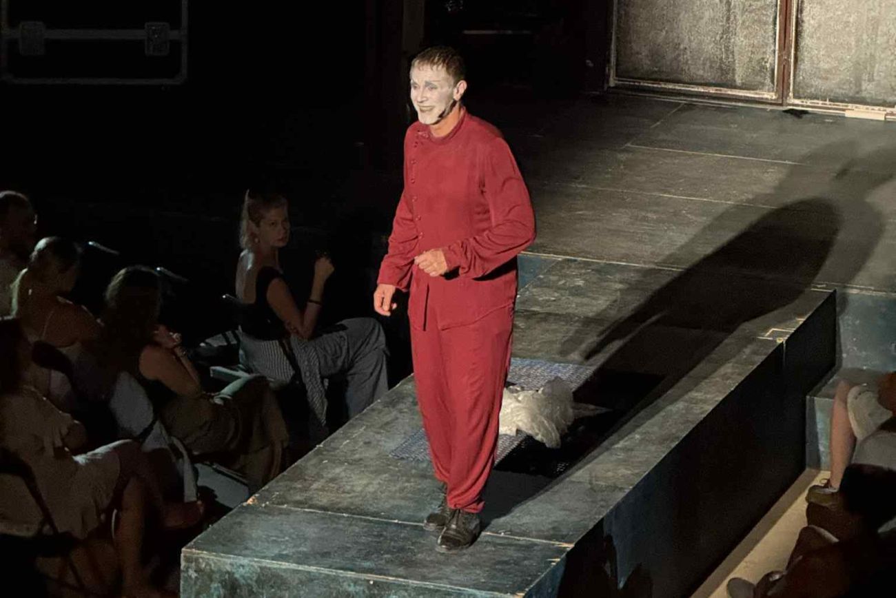 Ο Αιμίλιος Χειλάκης «Μόνος με τον Άμλετ» σε μια παράσταση που μάγεψε το κοινό