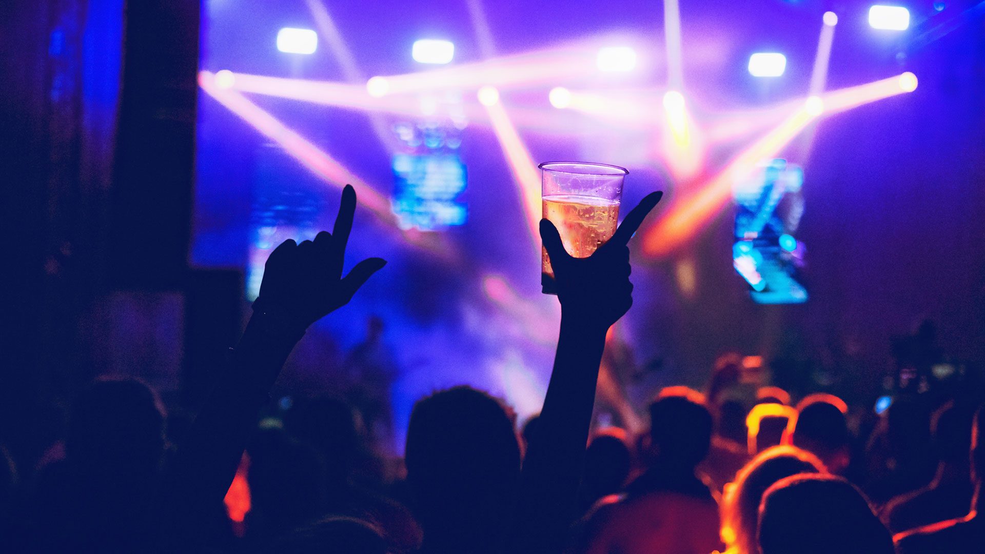 Στα χαρτιά η απαγόρευση αλκοόλ σε ανηλίκους