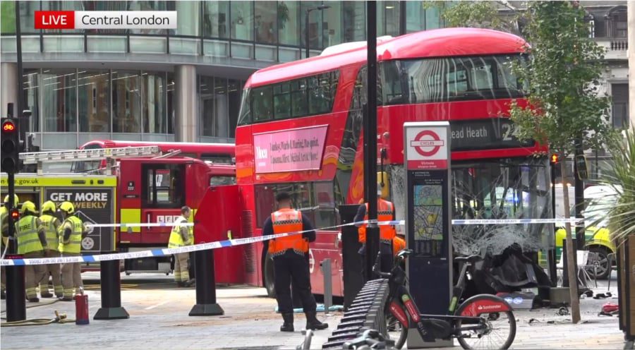 Συναγερμός στο Λονδίνο: Λεωφορείο έπεσε σε πεζούς, πολλοί τραυματίες