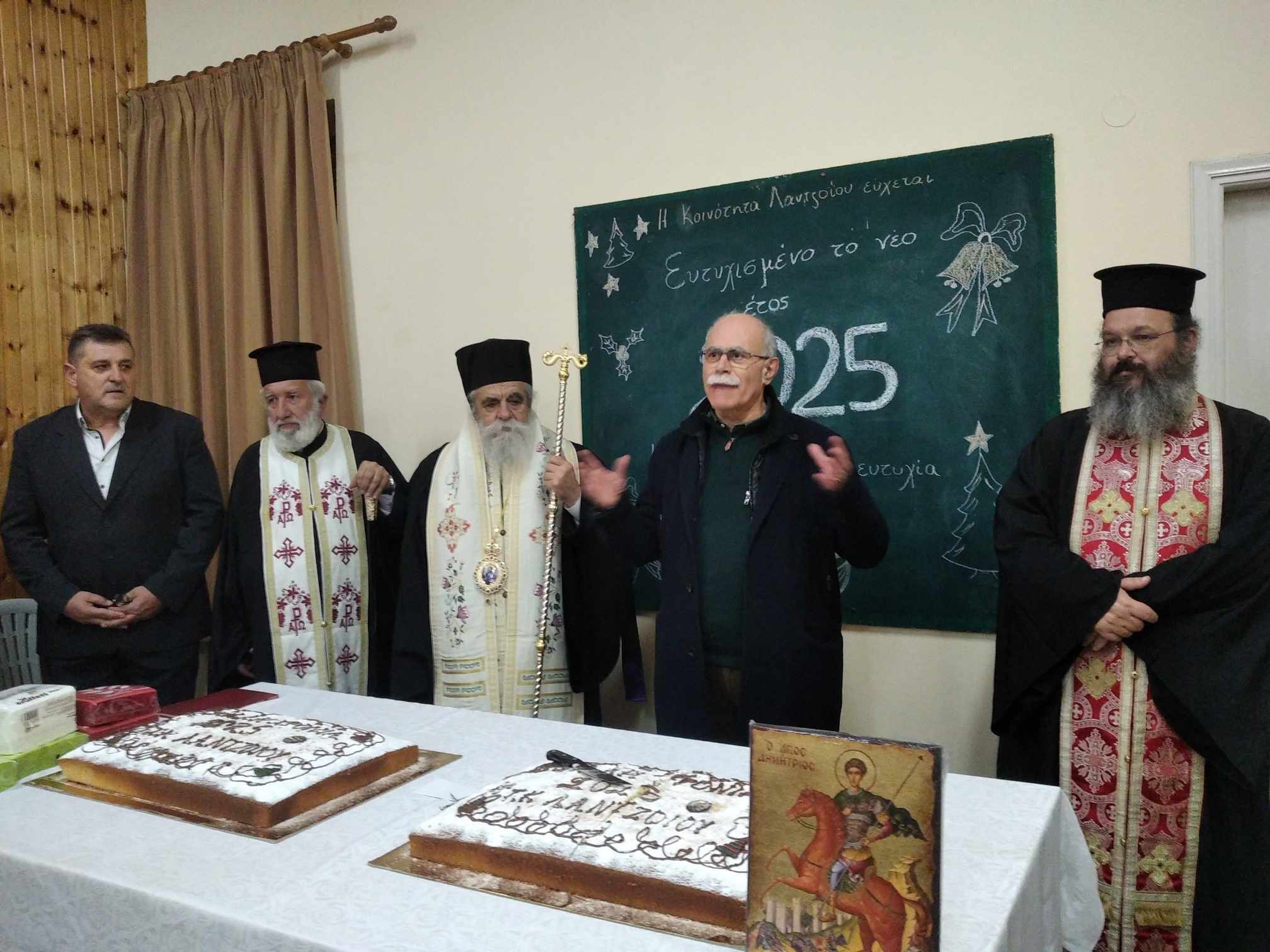 Κοσμοπλημμύρα στο Λατζόι: Πρωτοχρονιάτικη πίτα…  με ευχές, εδέσματα  και μηνύματα