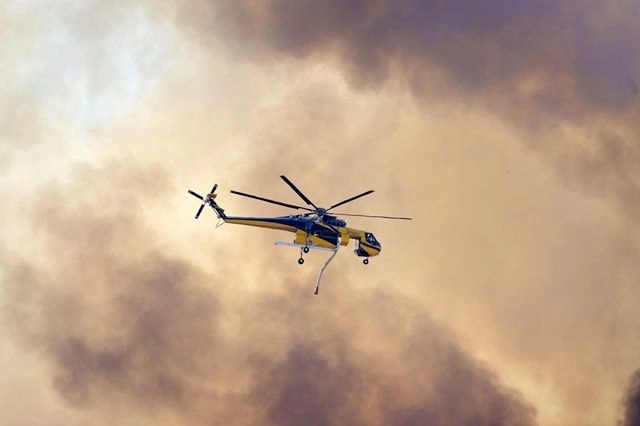 Φωτιές στην Ελλάδα: Μαίνονται τα πύρινα μέτωπα – Στην μάχη ξανά τα εναέρια μέσα