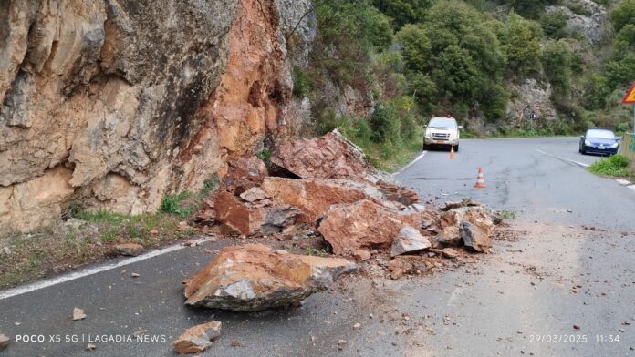 Πτώση τεράστιων βράχων την Ε.Ο. Τρίπολης -Πύργου στα Λαγκάδια