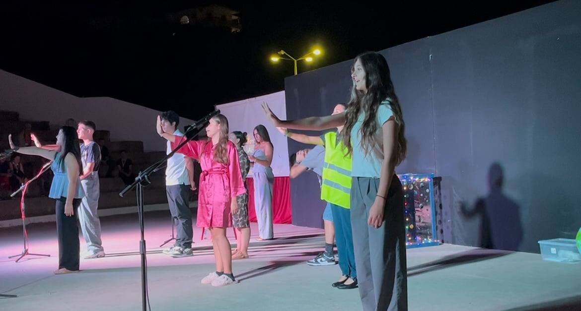 Συγκλόνισε τους θεατές στην Κρέστενα η παράσταση του ΓΕΛ Ζαχάρως «Ποιος σκότωσε το σκύλο τα μεσάνυχτα»