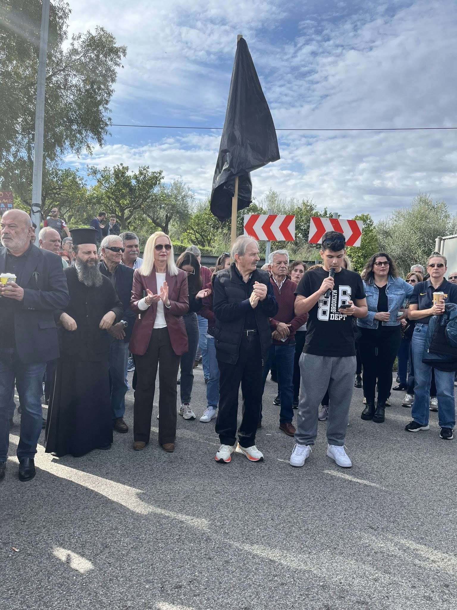 Μαζική διαμαρτυρία χθες το πρωί στην Κρέστενα για το κλείσιμο των ΕΛΤΑ