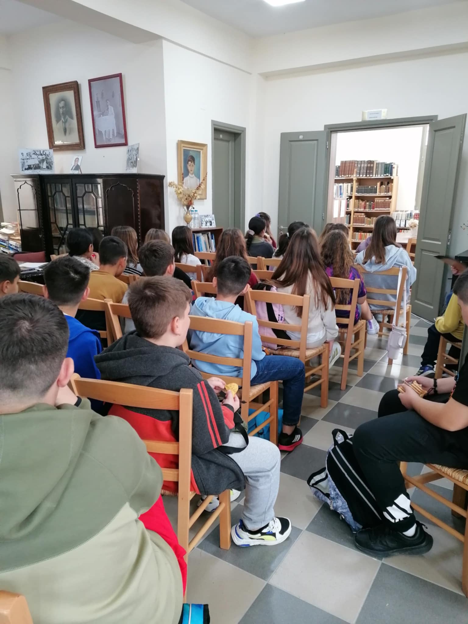 Φιλοξενία μαθητών δημοτικού σχολείου Βάρδας στην Δημοτική Βιβλιοθήκη Λεχαινών