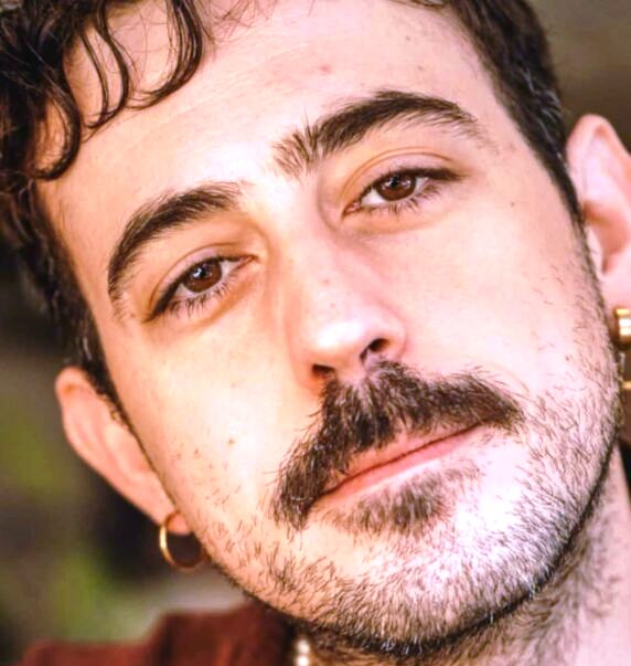 Σπύρος Παρασκευάκος: “Συνήθως τα κομμάτια μου τρέχουν μπροστά από μένα”