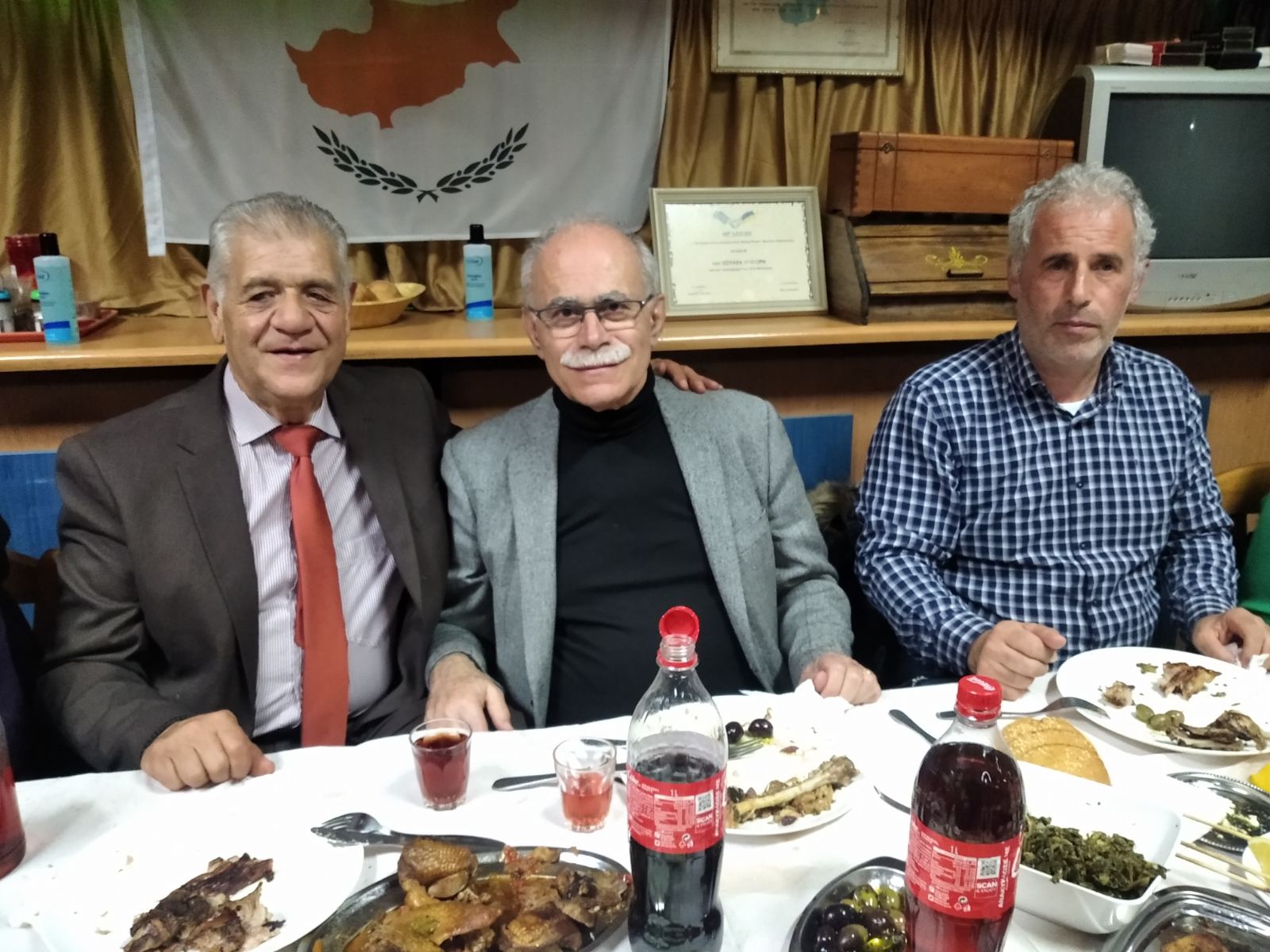 Πεύκη: «Έκοψαν» την πρωτοχρονιάτικη πίτα … μοίρασαν ευχές