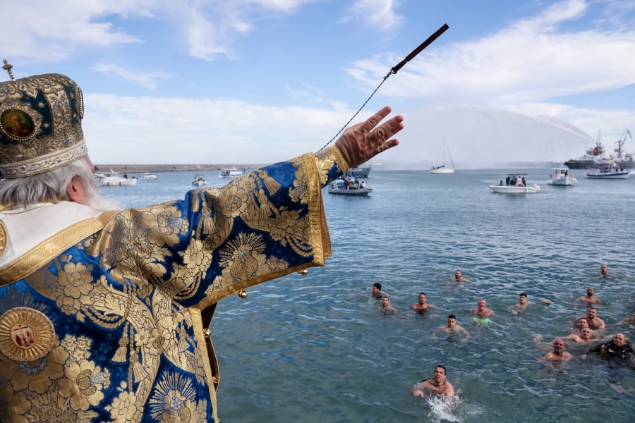 Θεοφάνεια: Για ποιους τελικά δεν είναι αργία