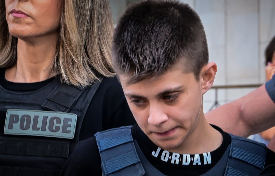 Ειρήνη Μουρτζούκου: Έφτασε στα δικαστήρια στην Πάτρα – «Σίχαμα, κατακάθι» φώναζε το πλήθος (βίντεο)