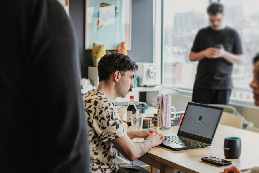 ΦΠΑ: Νέο καθεστώς απαλλαγής για μικρές επιχειρήσεις και νέοι κανόνες στις διασυνοριακές συναλλαγές – Παραδείγματα