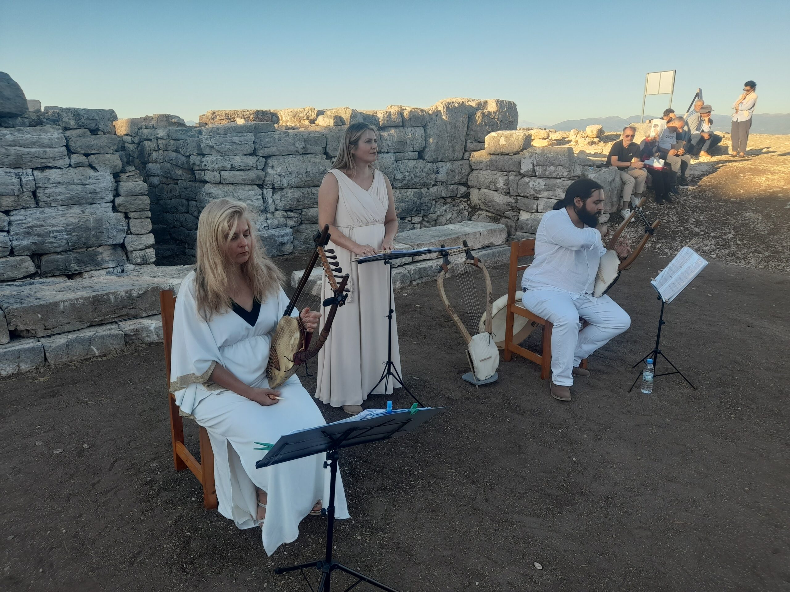 Αναβίωσε η αρχαία ελληνική επτάχορδη λύρα στην πρώτη εκδήλωση στο αναστηλωμένο Αρχαίο Αίπυ