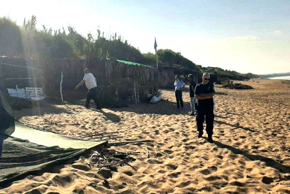 Καθάρισε το παραλιακό μέτωπο, με απομάκρυνση των αυθαίρετων κατασκευών