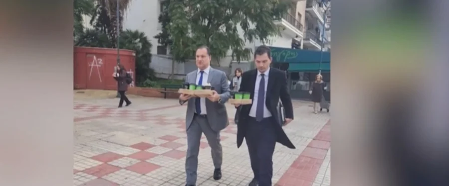 «Ντου» Γεωργιάδη σε φαρμακείο ΕΟΠΥΥ – Μπήκε με κλειδαρά και μάζεψε τις συνταγές των ασφαλισμένων