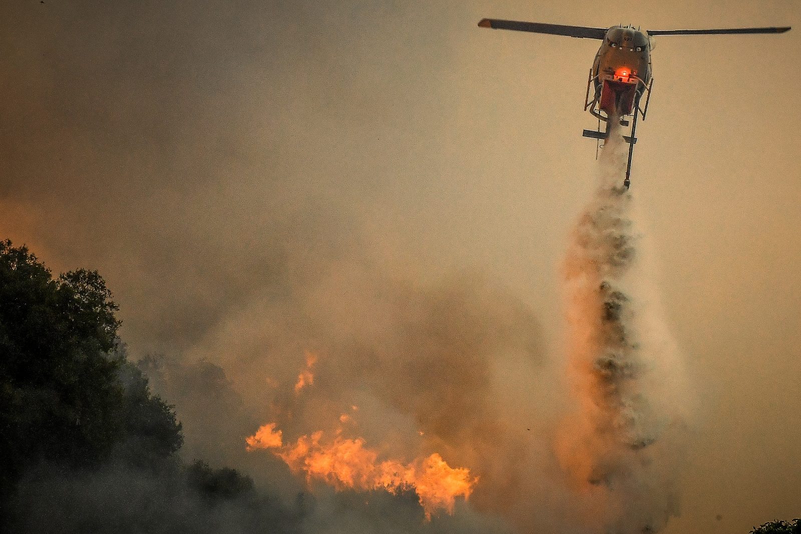 Φενεός Κορινθίας: Σε ύφεση η φωτιά, ζημιές σε σπίτια, δύο συλλήψεις