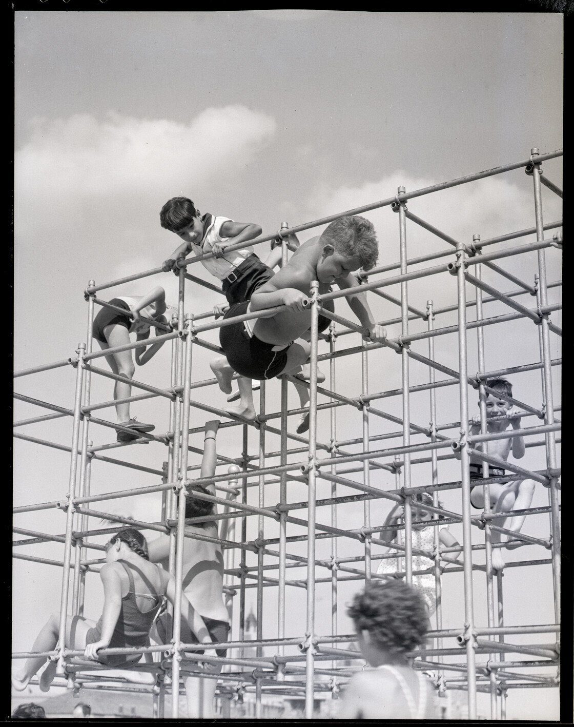 Ο μόνος τρόπος για να ξεκολλήσουν τα παιδιά από τα κινητά είναι να τα αφήσουμε να βγουν έξω