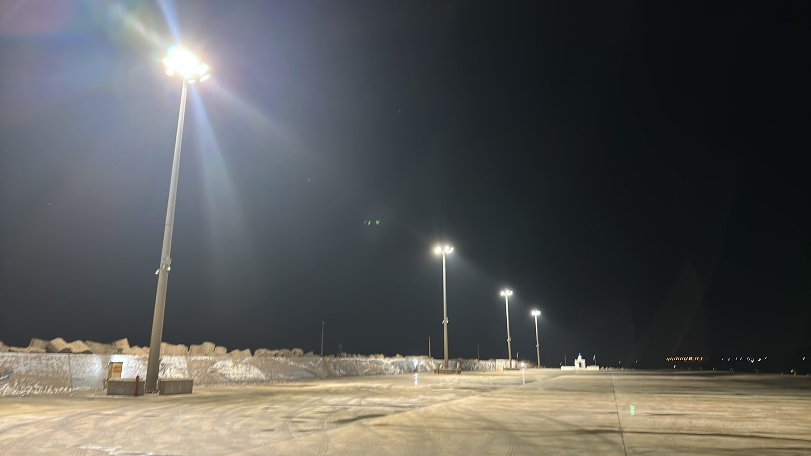 Στον βόρειο προβλήτα του λιμένα Κυλλήνης συνεχίζονται οι εργασίες ενεργοποίησης του νέου φωτισμού