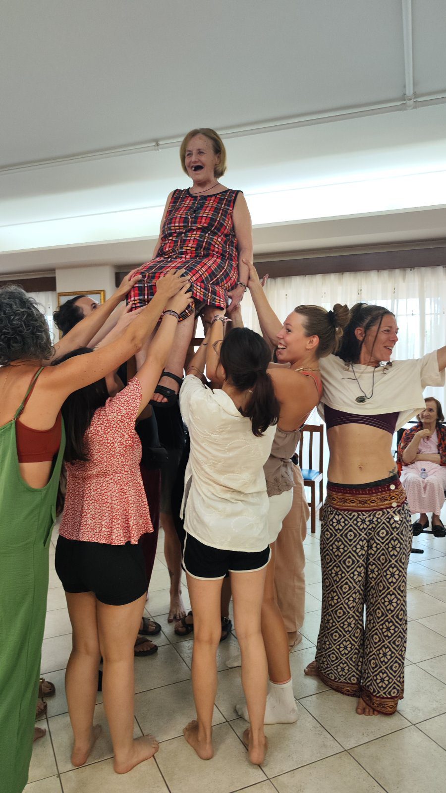 Το Komono Circus (La Teste-de-Buch) στο Γηροκομείο “Παναγία η Καθολική” Γαστούνης