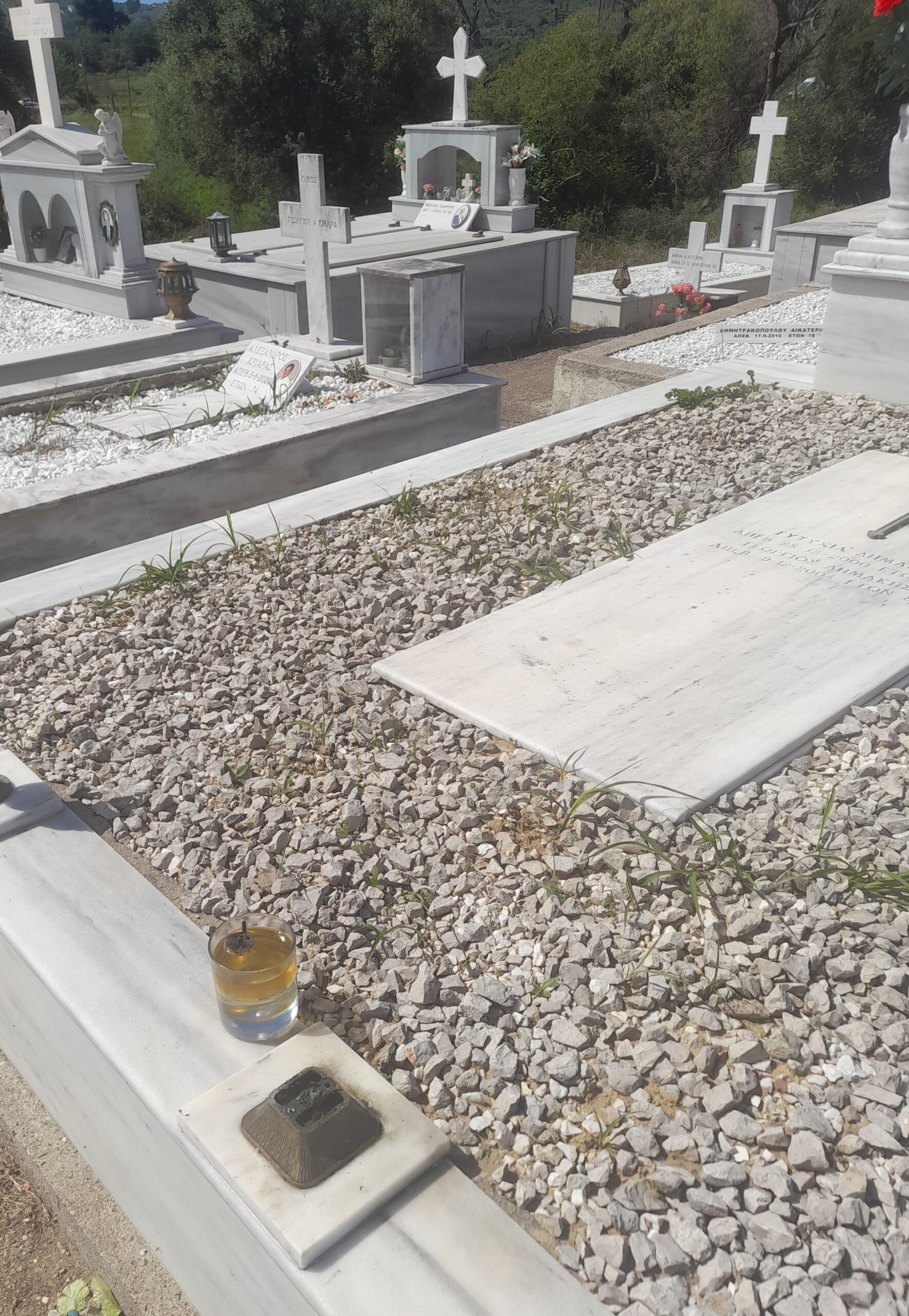 «Επιδρομή» στα μνήματα στο κοιμητήριο Καλλικώμου!