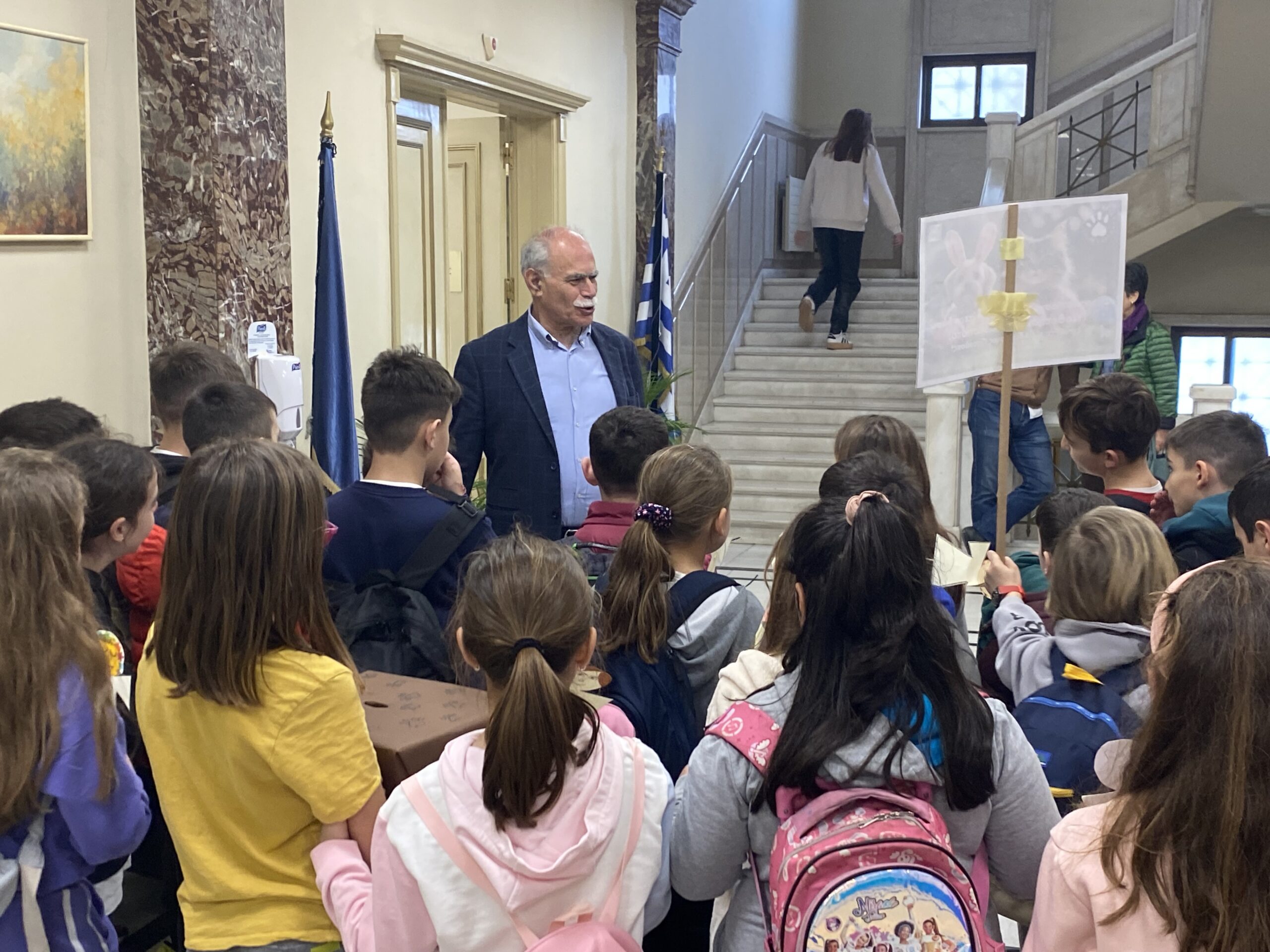 Μαθητές των Γ1 & Γ2 του 6ου Δημ. Σχολείου Πύργου έψαλλαν τα κάλαντα του Λαζάρου στον Δήμαρχο Πύργου