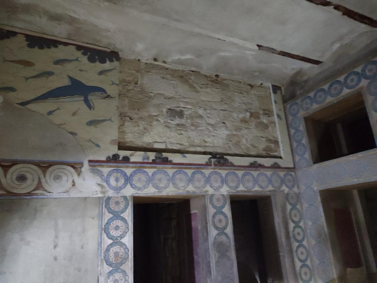 ΥΠ.ΠΟ.: Φταίει… ο «στρατηγός άνεμος» για την κατάρρευση της τοιχογραφίας στο ανάκτορο της Κνωσού!