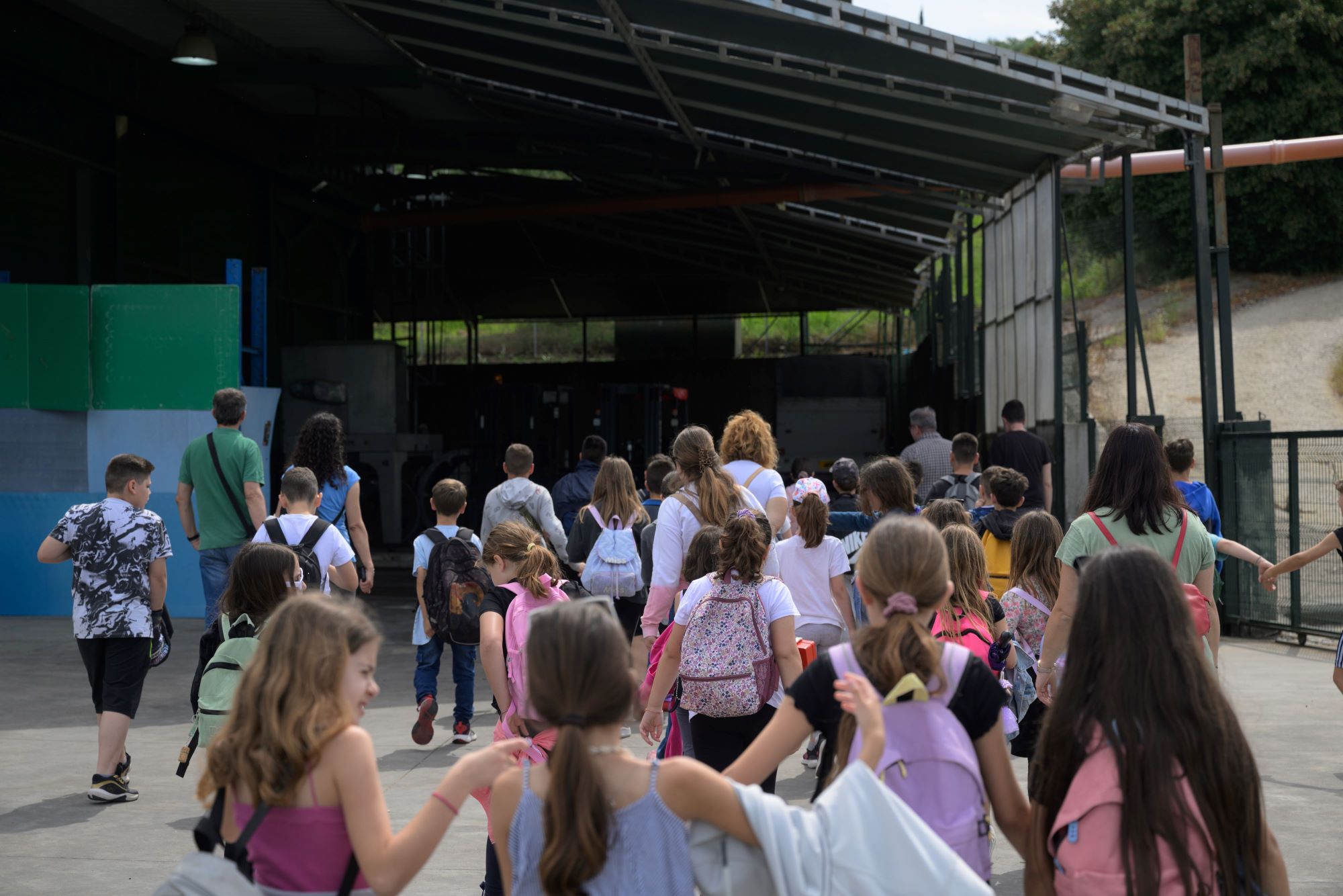 Από το αμπέλι και την ελιά στο τραπέζι: Οι μαθητές του δημοτικού σχολείου Κρεστένων γνωρίζουν τη δύναμη της τοπικής παραγωγής