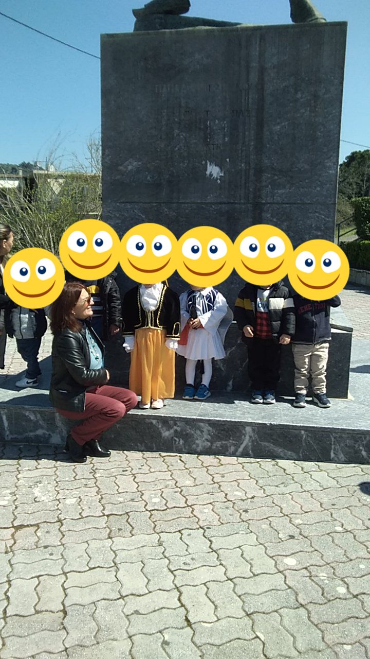 Τα παιδιά του Παιδικού Σταθμού Μακρισίων επισκέφτηκαν τον ανδριάντα του παπά Δημήτρη Κολοβού