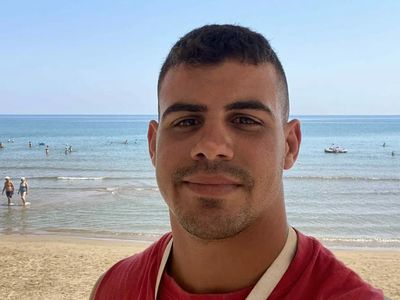 Ήρωας της καθημερινότητας: Ναυαγοσώστης επανέφερε στη ζωή τρίχρονο κοριτσάκι στο Καβούρι Κατακόλου