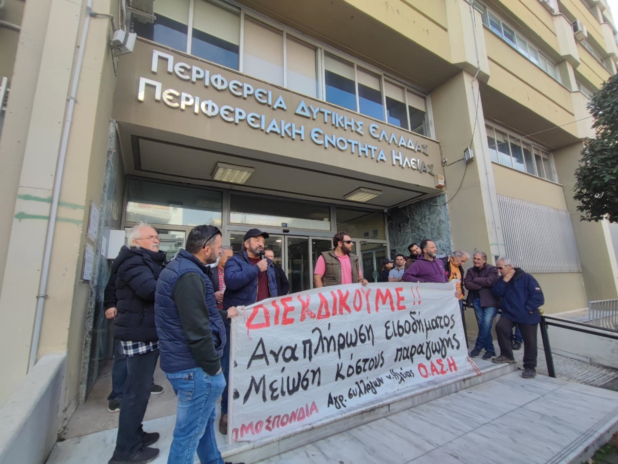 Πρώτη κινητοποίηση χθες  αγροτών και κτηνοτρόφων της Ηλείας  στον κόμβο Αγίου Γεωργίου