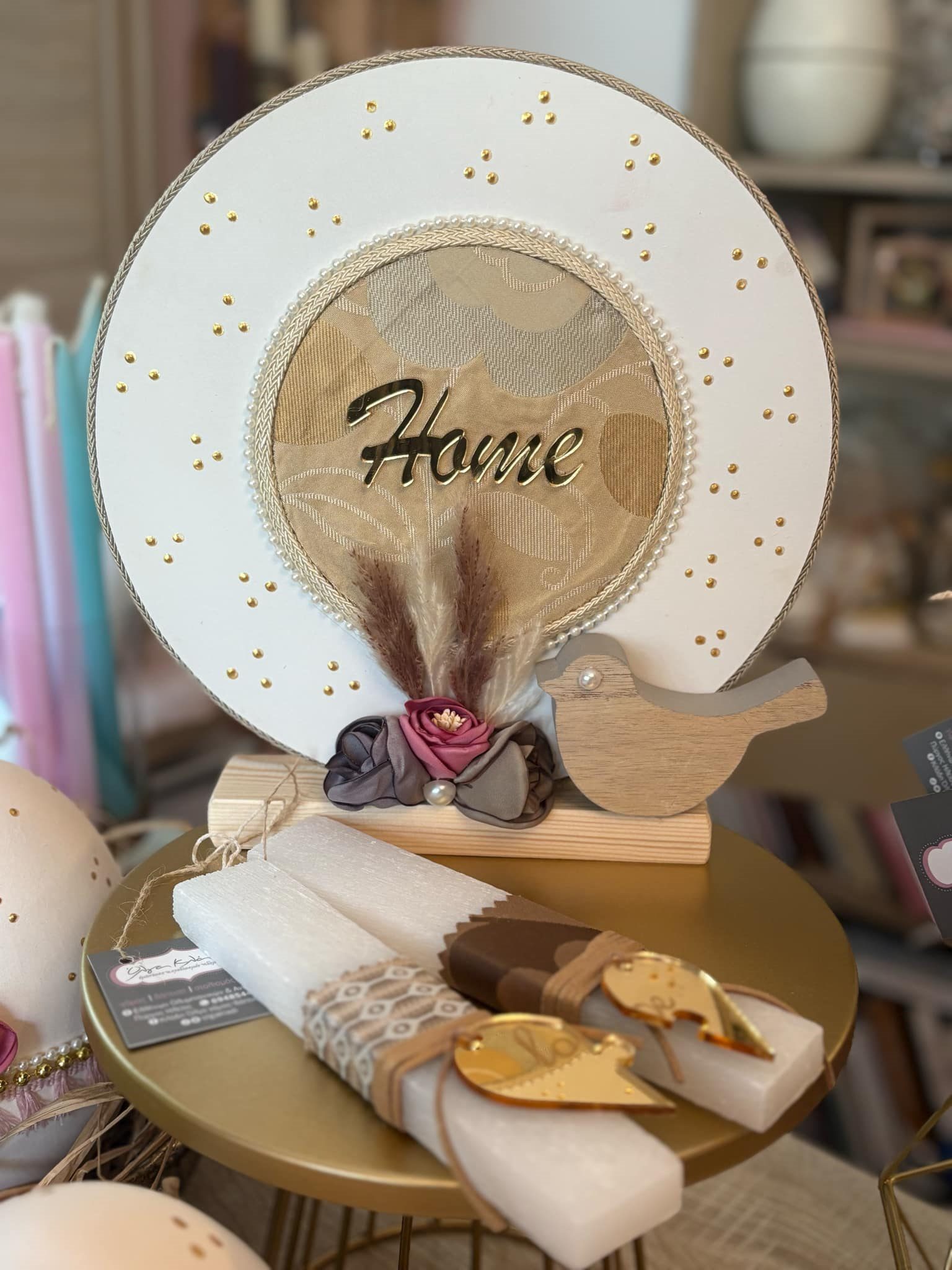 Απίστευτη ποικιλία από λαμπάδες για τα βαφτιστήρια  στα καταστήματα της τοπικής αγοράς  