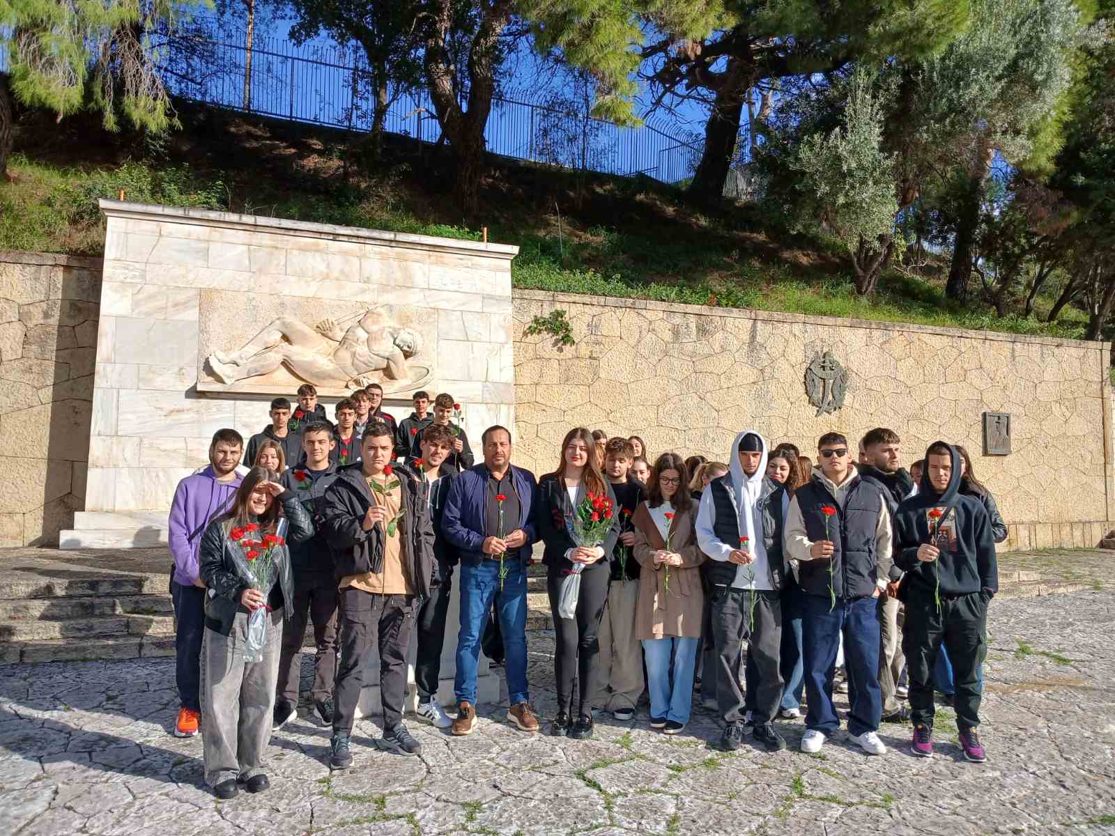 Ένα λουλούδι για το Πολυτεχνείο: Τιμητικές εκδηλώσεις για την 52η επέτειο έγιναν στην πόλη των Κρεστένων