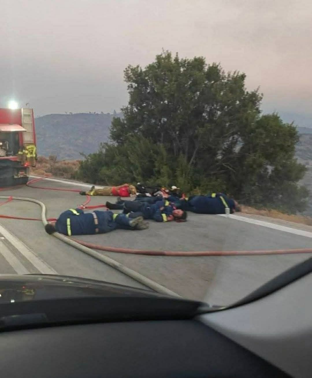 Σπάει καρδιές φωτογραφία από τους αποκαμωμένους πυροσβέστες