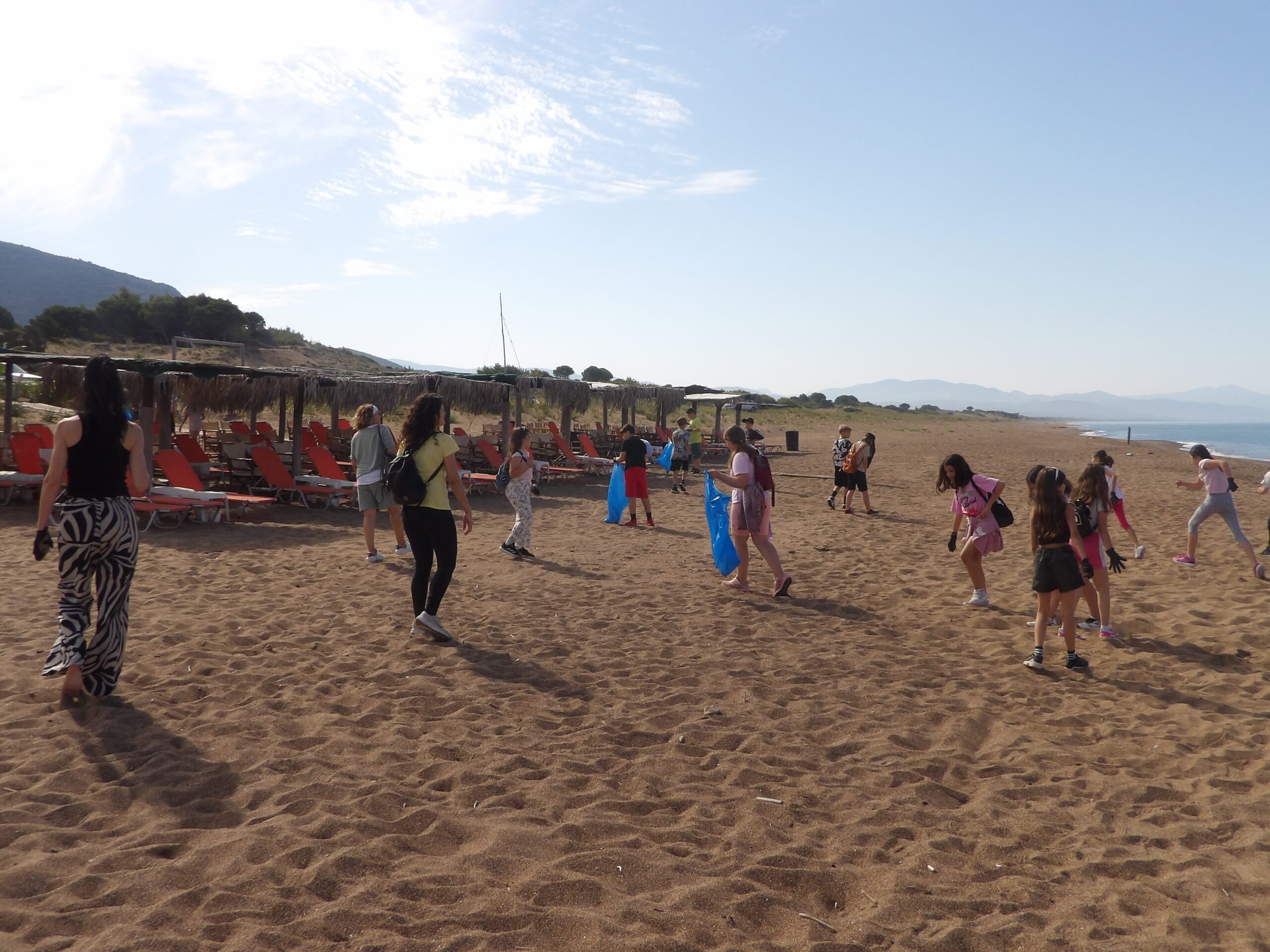 Μαθητές των δημ. σχολείων Κρεστένων & Καλλικώμου «χτένισαν» την παραλία Κ. Σαμικού!